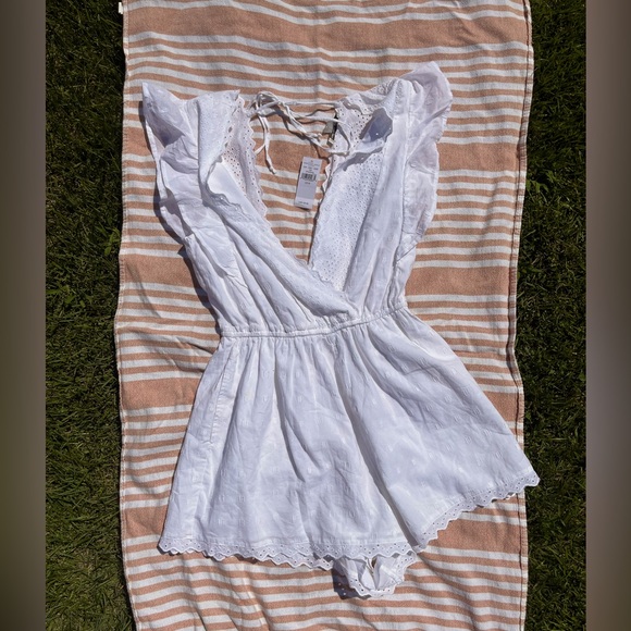 American Eagle White Romper - Picture 1 of 2